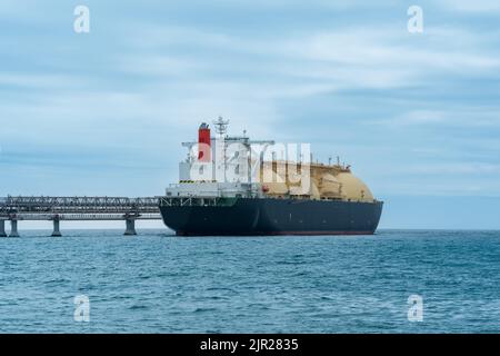 Navire-citerne de gaz naturel liquéfié pendant le chargement à un terminal offshore de GNL Banque D'Images