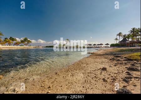 Vue depuis le bas de la plage de Puerto Aventuras au mexique pendant l'après-midi Banque D'Images