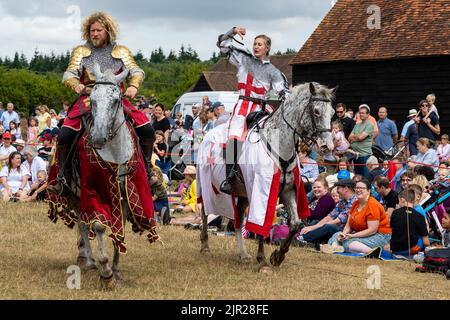 Chalfont, Royaume-Uni. 21 août 2022. Les acteurs en tant que chevaliers blindés donnent vie aux scènes de l'époque d'Henry VIII lors d'un tournoi de joutes médiévaux au Chiltern Open Air Museum. Le musée raconte l'histoire de la région de Chilterns par la préservation de bâtiments historiques, de paysages et de culture. Credit: Stephen Chung / Alamy Live News Banque D'Images