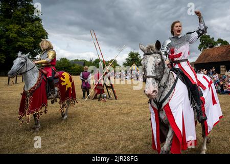 Chalfont, Royaume-Uni. 21 août 2022. Les acteurs en tant que chevaliers blindés donnent vie aux scènes de l'époque d'Henry VIII lors d'un tournoi de joutes médiévaux au Chiltern Open Air Museum. Le musée raconte l'histoire de la région de Chilterns par la préservation de bâtiments historiques, de paysages et de culture. Credit: Stephen Chung / Alamy Live News Banque D'Images