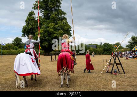 Chalfont, Royaume-Uni. 21 août 2022. Les acteurs en tant que chevaliers blindés donnent vie aux scènes de l'époque d'Henry VIII lors d'un tournoi de joutes médiévaux au Chiltern Open Air Museum. Le musée raconte l'histoire de la région de Chilterns par la préservation de bâtiments historiques, de paysages et de culture. Credit: Stephen Chung / Alamy Live News Banque D'Images