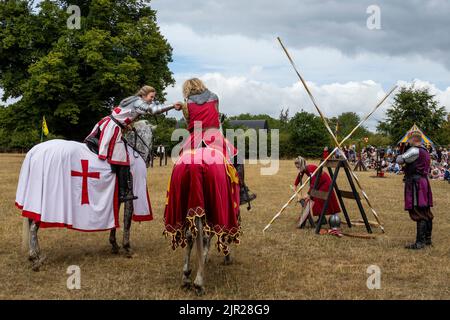 Chalfont, Royaume-Uni. 21 août 2022. Les acteurs en tant que chevaliers blindés donnent vie aux scènes de l'époque d'Henry VIII lors d'un tournoi de joutes médiévaux au Chiltern Open Air Museum. Le musée raconte l'histoire de la région de Chilterns par la préservation de bâtiments historiques, de paysages et de culture. Credit: Stephen Chung / Alamy Live News Banque D'Images