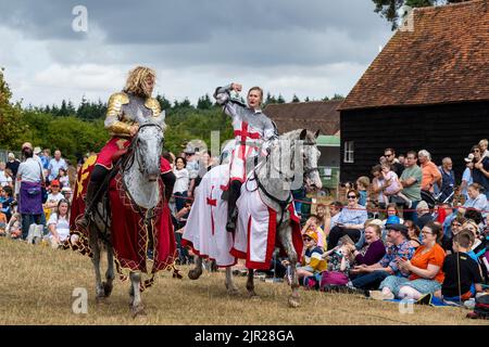 Chalfont, Royaume-Uni. 21 août 2022. Les acteurs en tant que chevaliers blindés donnent vie aux scènes de l'époque d'Henry VIII lors d'un tournoi de joutes médiévaux au Chiltern Open Air Museum. Le musée raconte l'histoire de la région de Chilterns par la préservation de bâtiments historiques, de paysages et de culture. Credit: Stephen Chung / Alamy Live News Banque D'Images