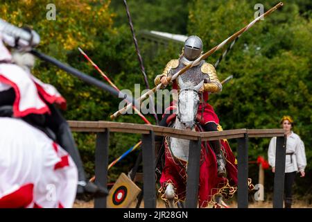 Chalfont, Royaume-Uni. 21 août 2022. Les acteurs en tant que chevaliers blindés donnent vie aux scènes de l'époque d'Henry VIII lors d'un tournoi de joutes médiévaux au Chiltern Open Air Museum. Le musée raconte l'histoire de la région de Chilterns par la préservation de bâtiments historiques, de paysages et de culture. Credit: Stephen Chung / Alamy Live News Banque D'Images