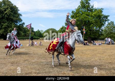 Chalfont, Royaume-Uni. 21 août 2022. Les acteurs en tant que chevaliers blindés donnent vie aux scènes de l'époque d'Henry VIII lors d'un tournoi de joutes médiévaux au Chiltern Open Air Museum. Le musée raconte l'histoire de la région de Chilterns par la préservation de bâtiments historiques, de paysages et de culture. Credit: Stephen Chung / Alamy Live News Banque D'Images