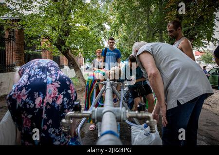 Les résidents remplissent les bouteilles d'eau d'une station d'alimentation en eau car les bombardements ont coupé l'approvisionnement en eau principal dans la ville de Mykolaiv, en Ukraine. Mykolaiv, la ville stratégique de l'Ukraine située du côté sud avec accès à la mer Noire, est l'un des principaux centres de construction navale, qui avait une population de 476 101 (2021 est.), mais a subi un siège et des bombardements lourds après l'invasion à grande échelle de la Russie. Comme les responsables ukrainiens ont revendiqué de la partialité pour récupérer leur territoire, et pour opérer une contre-offensive dans le sud, y compris Mykolaiv Oblast. Banque D'Images