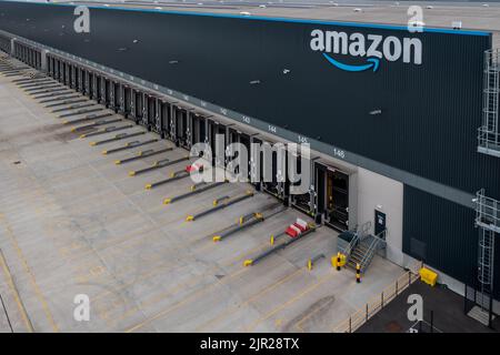 LEEDS, ROYAUME-UNI - 19 AOÛT 2022. Vue aérienne des baies de chargement vides d'un grand entrepôt de distribution Amazon Prime à la passerelle 45 près de l'autoroute M1 Banque D'Images