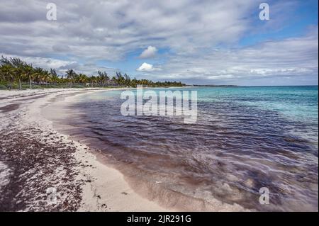 Plage et mer d'azur à Xpu-Ha au Mexique. Banque D'Images