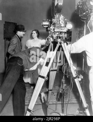 Le réalisateur WILLIAM A. WELLMAN avec l'actrice SUSAN HAYWARD sur scène Candid pendant son essai réussi d'écran pour le rôle de Isobel Rivers en face Gary Cooper dans BEAU GESTE 1939 réalisateur WILLIAM A. WELLMAN roman P.C. Wren Paramount Pictures Corporation Banque D'Images