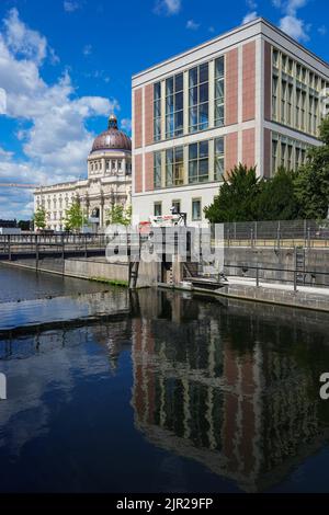 Berlin, Allemagne. 15th juillet 2022. Le Palais de la ville (l) avec le Forum Humboldt est visible derrière l'ancien siège officiel du Conseil d'Etat de la RDA. Le bâtiment du Conseil d'État de Schlossplatz 1 est maintenant une école privée d'affaires. La pose de la pierre de fondation du nouveau palais avec trois façades baroques de l'ancien palais de Berlin a eu lieu sur 12 juin 2013. Le Forum Humboldt a été ouvert le 16.12.2020. Crédit : Soeren Stache/dpa/Alay Live News Banque D'Images