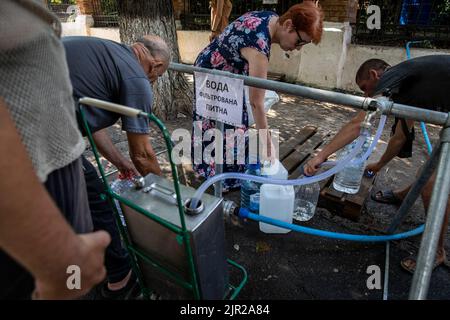 Mykolaiv, Ukraine. 19th août 2022. Les résidents remplissent les bouteilles d'eau d'une station d'alimentation en eau car les bombardements ont coupé l'approvisionnement en eau principal dans la ville de Mykolaiv, en Ukraine. Mykolaiv, la ville stratégique de l'Ukraine située du côté sud avec accès à la mer Noire, est l'un des principaux centres de construction navale, qui avait une population de 476 101 (2021 est.), mais a subi un siège et des bombardements lourds après l'invasion à grande échelle de la Russie. Comme les responsables ukrainiens ont revendiqué de la partialité pour récupérer leur territoire, et pour opérer une contre-offensive dans le sud y compris My Banque D'Images