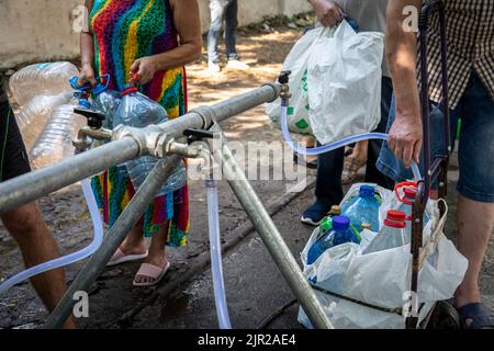 Un résident remplit les bouteilles d'eau d'une station d'alimentation en eau alors que l'abattage a coupé l'approvisionnement en eau principal dans la ville de Mykolaiv, en Ukraine. Mykolaiv, la ville stratégique de l'Ukraine située du côté sud avec accès à la mer Noire, est l'un des principaux centres de construction navale, qui avait une population de 476 101 (2021 est.), mais a subi un siège et des bombardements lourds après l'invasion à grande échelle de la Russie. Comme les responsables ukrainiens ont revendiqué de la partialité pour récupérer leur territoire, et pour opérer une contre-offensive dans le sud, y compris Mykolaiv Oblast. (Photo par Alex Chan Banque D'Images