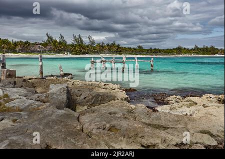 Vue sur la plage de Xpu-Ha dans la Riviera Maya au Mexique, par une journée nuageux : un magnifique panorama typique des plages des Caraïbes. Banque D'Images