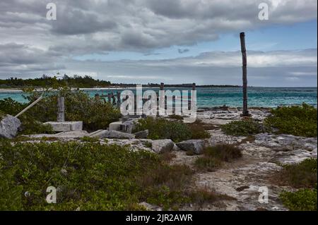 Ancienne jetée abandonnée et détruite par le temps et le Météo à la plage de Xpu-Ha Banque D'Images