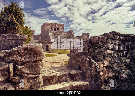 Temple des fresques dans le complexe maya de Tulum, au Mexique pris pendant le coucher du soleil Banque D'Images