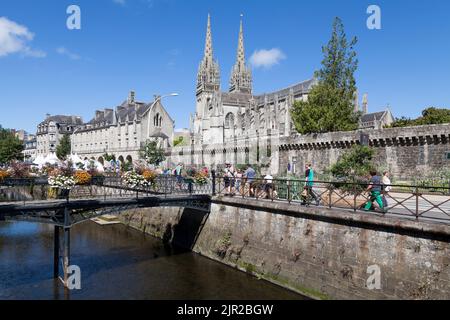 Quimper, France - 24 juillet 2022 : la passerelle Phalange d'Arvor traversant la rivière Odet en face de la cathédrale Saint-Corentin. Banque D'Images
