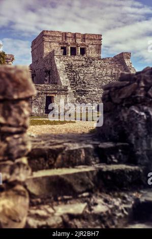 Temple des fresques dans le complexe maya de Tulum, au Mexique pris pendant le coucher du soleil. Tir vertical. Banque D'Images