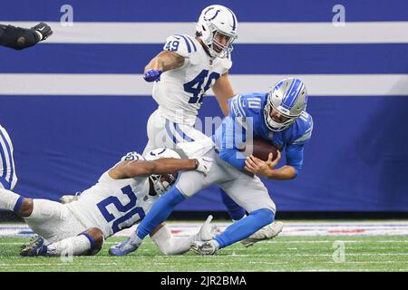 Indianapolis, Indiana, États-Unis. 20th août 2022. Le quarter back des Detroit Lions David Blough (10) est attaqué par Nick Cross (20), le joueur de sécurité des Indianapolis Colts, lors du match de pré-saison entre les Detroit Lions et les Indianapolis Colts au Lucas Oil Stadium, à Indianapolis, dans l'Indiana. (Image de crédit : © Scott Stuart/ZUMA Press Wire) Banque D'Images