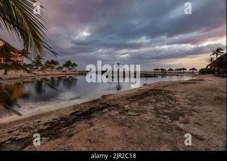 Vue depuis le bas de la plage de Puerto Aventuras mexique au crépuscule Banque D'Images