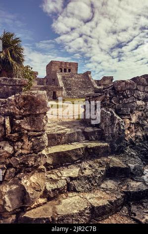Temple des fresques dans le complexe maya de Tulum, au Mexique pris pendant le coucher du soleil. Banque D'Images