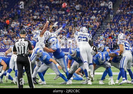 Indianapolis, Indiana, États-Unis. 20th août 2022. L'attaque défensive des Indianapolis Colts Byron Cowart (68) et l'attaque défensive des Indianapolis Colts Eric Johnson (93) tentent de bloquer une tentative de but sur le terrain pendant le match de pré-saison entre les Detroit Lions et les Indianapolis Colts au Lucas Oil Stadium, Indianapolis, Indiana. (Image de crédit : © Scott Stuart/ZUMA Press Wire) Banque D'Images