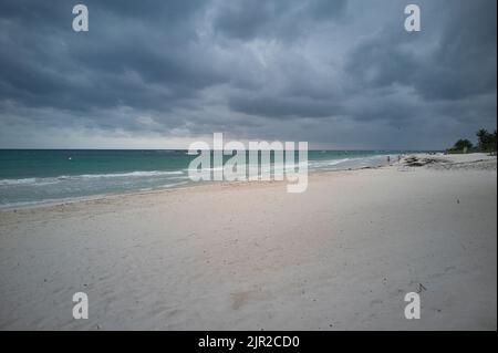 Vue sur la plage de Xpu-Ha au Mexique pendant un orage. Banque D'Images