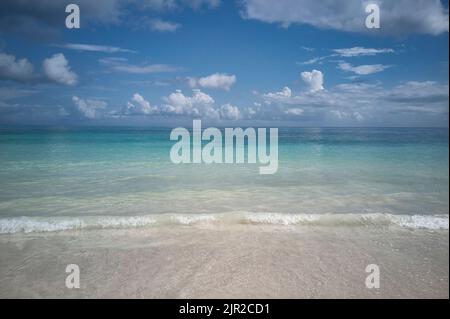 Mer mexicaine transparente des Caraïbes, prise à l'horizon par une journée ensoleillée et sereine. Banque D'Images