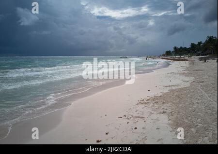 Ciel sombre tempête prometteuse au-dessus de la plage de Xpu-Ha au Mexique. Banque D'Images