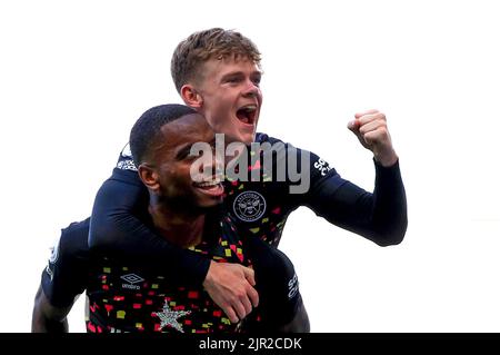 Ivan Toney, de Brentford, célèbre le deuxième but de ses côtés avec Keane Lewis-Potter lors du match de la Premier League à Craven Cottage, Londres. Date de la photo: Samedi 20 août 2022. Banque D'Images