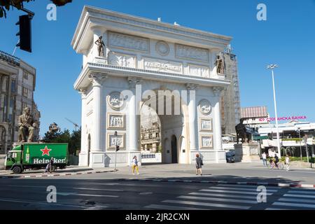 La Porta Macedonia, une arche triomphale située sur la place Pella à Skopje, en Macédoine du Nord. Europe Banque D'Images