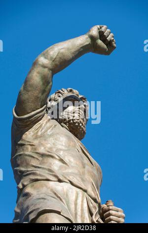 Vue à angle bas de l'héroïque guerrier macédonien au-dessus de la statue appelée « Warrior » sur la place de la rébellion de Karpoš à Skopje, en Macédoine du Nord. Banque D'Images