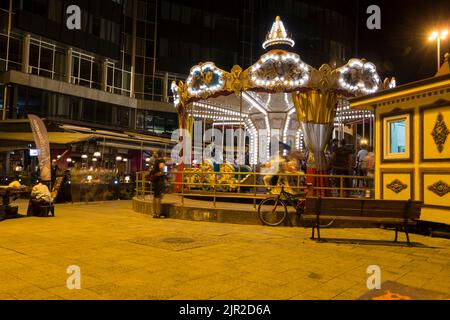 Carrousel illuminé à Skopje, en Macédoine du Nord Banque D'Images