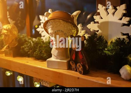 Russie, Sotchi 22.12.2021. Tête en plâtre antique grec. Une tête en plâtre de Hermes avec un ours en bois sur le comptoir dans le bar. Banque D'Images