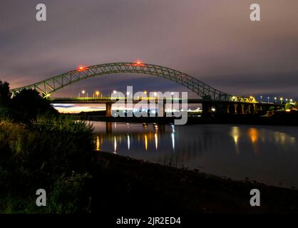 Le pont du Jubilé d'argent de nuit traversant la rivière Mersey à Runcorn à Cheshire, au Royaume-Uni Banque D'Images