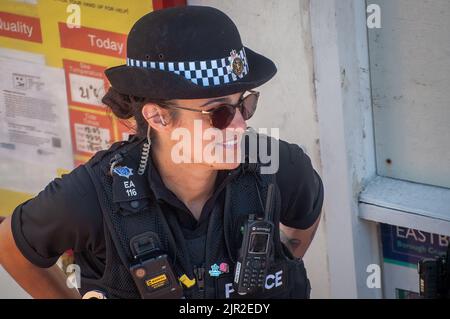 Une femme policière de Sussex en service sur le front de mer d'Eastbourne, dans l'est de Sussex, au Royaume-Uni. Banque D'Images