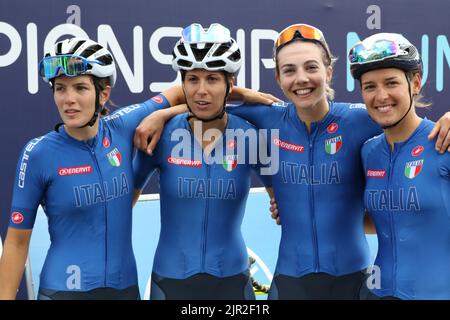 Munich, Allemagne. 21st août 2022. MUNICH, ALLEMAGNE - AOÛT 21: CYCLISME-ROUTE-FEMMES-2022, après la cérémonie de remise des médailles, course féminine de cyclisme sur route des Championnats d'Europe Munich 2022 à Munich, dans le sud de l'Allemagne sur 21 août 2022. Les membres de l'équipe ITALIENNE posent pour une photo; BASTIANELLI Marta, CECCHINI Elena, CONFALONIERI Maria Giulia, FIDANZA Arianna, Crédit: SPP Sport presse photo. /Alamy Live News Banque D'Images