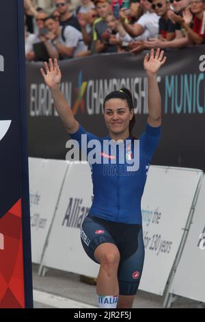 Munich, Allemagne. 21st août 2022. MUNICH, ALLEMAGNE - AOÛT 21: CYCLISME-ROUTE-FEMMES-2022, PODIUM, cérémonie de remise des médailles, course féminine de cyclisme de course sur route des Championnats d'Europe Munich 2022 à Munich, dans le sud de l'Allemagne sur 21 août 2022. 3rd BARBIERI Rachele d'ITALIE. Championnats européens de cyclisme 2022 - course sur route pour femmes une course d'une journée de 130 km de Landsberg am Lech à Munich sur 21 août 2022 à Munich, en Allemagne. (Photo d'Arthur THILL/ATP Images) (THILL Arthur/ATP/SPP) crédit: SPP Sport Press photo. /Alamy Live News Banque D'Images