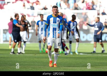 Londres, Angleterre, le 21st août 2022. Pascal Gross de Brighton et Hove Albion se rend aux fans après le match de la Premier League au London Stadium, Londres. Le crédit d'image devrait se lire: Kieran Cleeves / Sportimage Banque D'Images