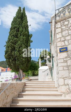 Bol, Croatie - 14 juin 2022 : petite église historique dans la ville de l'île Adriatique bol sur Brac, célèbre destination touristique Banque D'Images