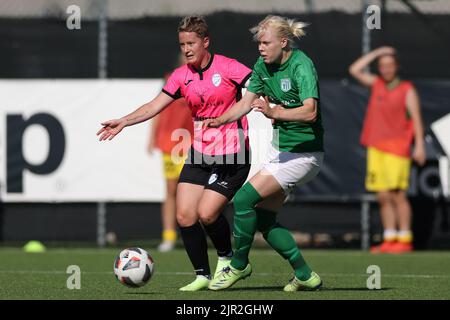 Turin, Italie, le 21st août 2022. Julie Wojdyla, de Racing Union, s'est battante avec Daniela Lambin, de Tallinna FC Flora, lors du match de l'UEFA Women's Champions League au centre d'entraînement de Juventus, à Turin. Le crédit photo devrait se lire: Jonathan Moscrop / Sportimage Banque D'Images