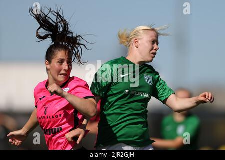 Turin, Italie, le 21st août 2022. Karolina Katharina Kohr de Racing Union et Daniela Lambin de Tallinna FC Flora lors du match de l'UEFA Women's Champions League au centre d'entraînement de Juventus, à Turin. Le crédit photo devrait se lire: Jonathan Moscrop / Sportimage Banque D'Images