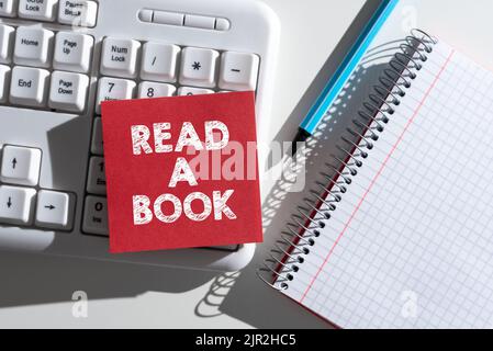 Légende conceptuelle Lire Un livre. Idée d'affaires Profitez de la littérature activité traditionnelle Apprenez de nouvelles choses important messages écrits sur Note sur le bureau avec Banque D'Images