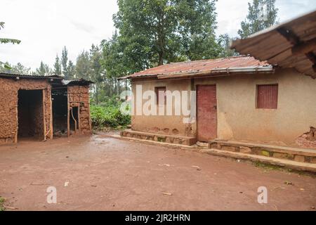 Petit village avec maison traditionnelle au Rwanda Banque D'Images