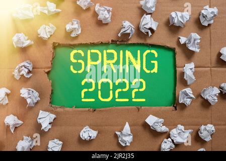 Affiche textuelle indiquant le printemps 2022. Les affaires présentent la période de l'année où les fleurs s'élèvent après la saison d'hiver idées importantes écrites sous déchiré Banque D'Images