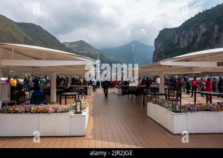 Lors d'une croisière sur la rivière, vous pourrez admirer le paysage des trois Gorges sur la rivière Yangtze en Chine Banque D'Images