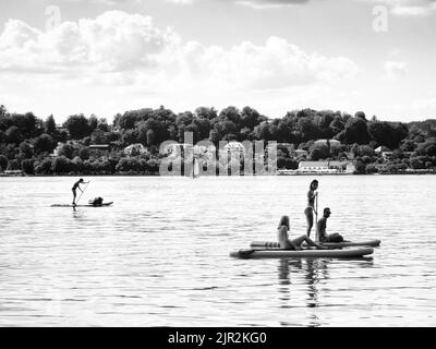 Lac Starnberg, Bavière, Allemagne. 21st août 2022. Les pagayeurs de stand up profitent de la pause par mauvais temps au lac Starnberg, près de Munich, en Allemagne, alors que la saison estivale approche. (Image de crédit: © Sachelle Babbar/ZUMA Press Wire) Banque D'Images