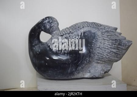 Sculpture de cygne en pierre noire Banque D'Images