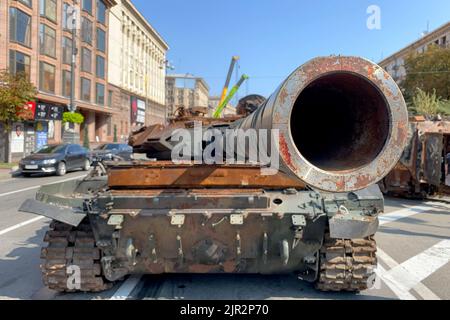 Le char de combat russe frappé et détruit pendant la guerre, l'Ukraine contre l'agression russe est en train de montrer au peuple, sur Khreshchatyk à Kiev. Foyer sélectif Banque D'Images