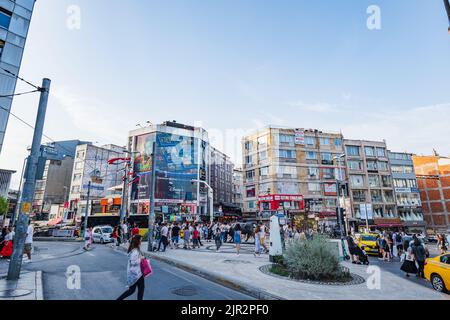 Istanbul, Turquie - août 2022 : Istanbul Kadikoy paysage urbain en été autour de la place Kadikoy, un quartier populaire du côté asiatique d'Istanbul Banque D'Images