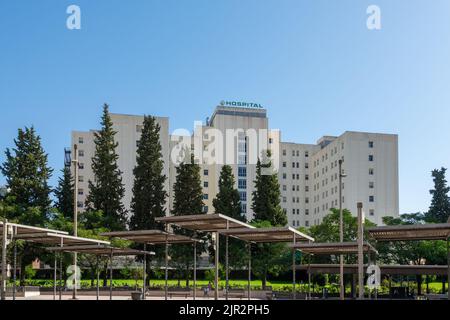 Grenade, Espagne; août-2022: Façade principale de l'hôpital général du complexe universitaire Virgen de las Nieves à Grenade (Espagne), pendant un été ensoleillé Banque D'Images